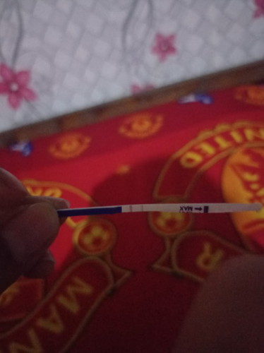 Positif apa negatif bun? Soalnya perut bagian bawah sakit kyak kram. Trus aku tespek hasilnya itu🙏
