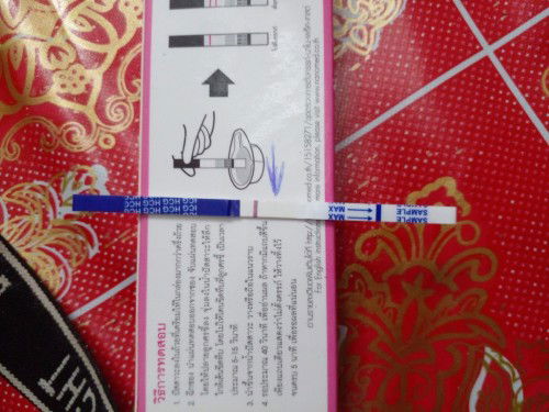 มีขีดจางๆแทบมองไม่เห็นคือไม่ท้องใช่ไหมคะแม่จะถ่ายให้เห็นแต่กล้องไมเห็นจริงๆคะ มีขีดอยู่ตรงลูกศรคะ