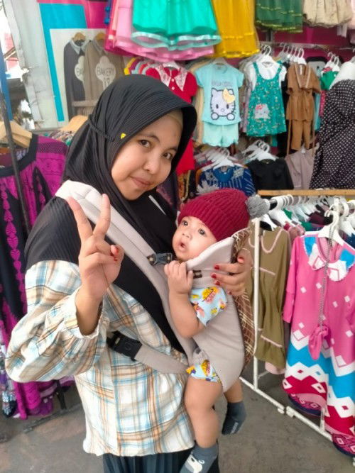 Posisi gendong bayi 7 bulan