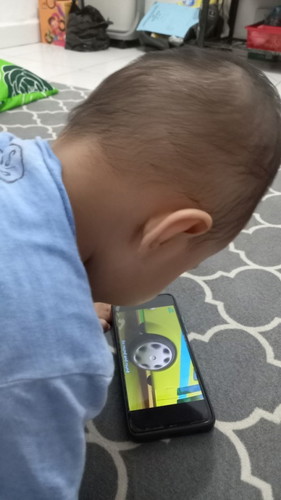 Anak 11 bulan nontn video lagu2 anak2 apakah baik untuk perkembnagnnya?