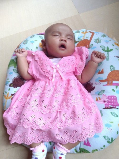 Cara gendong dan pegang bayi umur 2 bulan