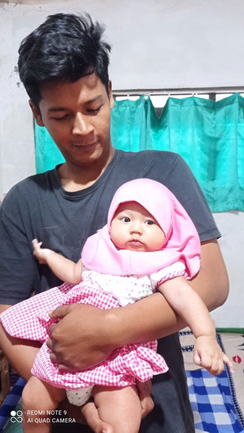 Bayi 3 bulan Gendong hadap depan