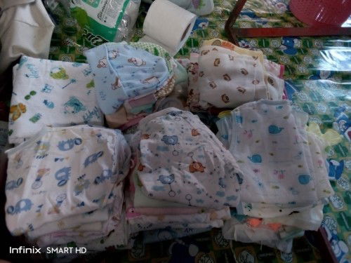 มีเสื้อผ้าเด็กแรกเกิดให้ฟรีค่ะแม่ออกค่าส่งเองแม่ท่านไหนสนใจทักเฟสมาค่ะ wimonwan haaura