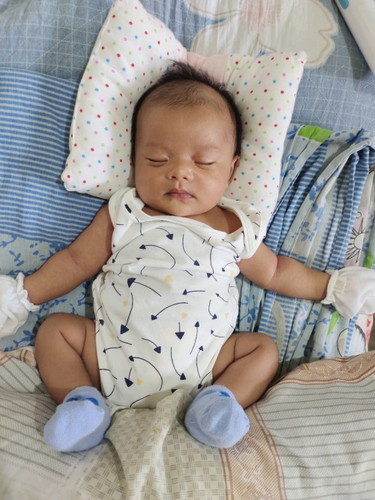Ganito rin ba ang posisyon ng paa sa pagtulog ang baby niyo momshies? Nakabaluktot😅