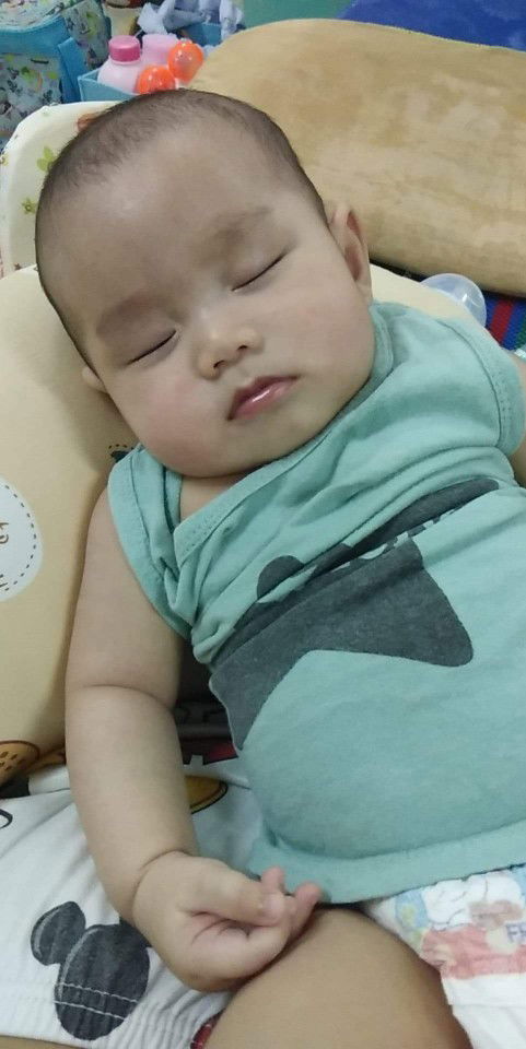 น้องชอบเอามือเข้าปาก น้ำลายไหลเยอะเลยค่ะช่วงนี้ มีงอแงด้วย เป็นอาการปกติไหมค่ะ