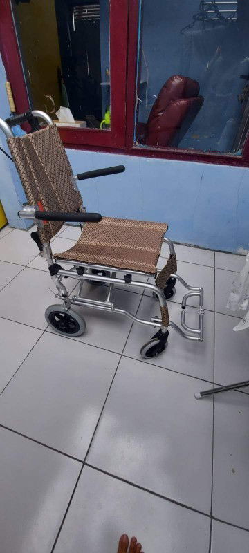 Prelove kursi roda (hanya dipake waktu kontrol kandungan)