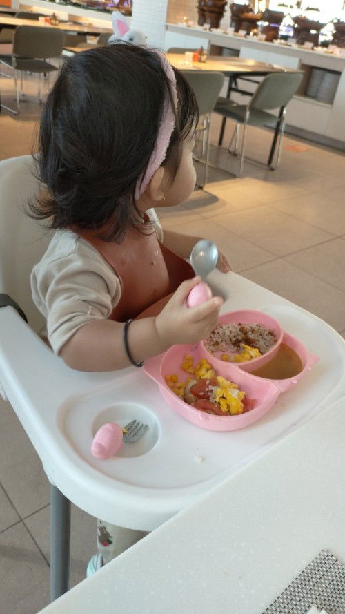 Feeding Rules: makan duduk di highchair