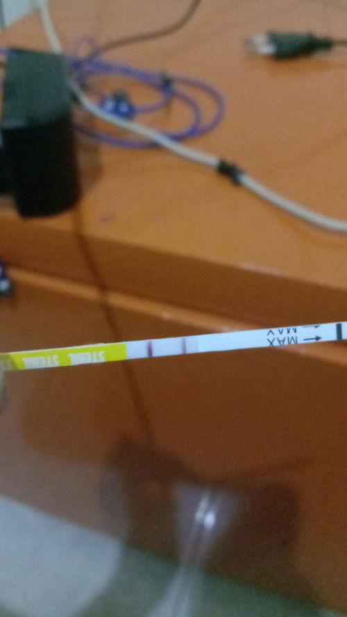 Bunda cantik mau tanya dong,kalo ini positif apa ngga karna jarak tespek nya jauh gtu bun