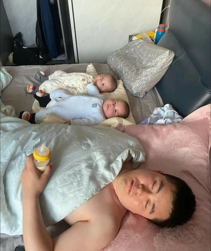 เอ้า เด็กๆ เลี้ยงพ่อดีๆ นะลูก 😂 🍼👶🏻