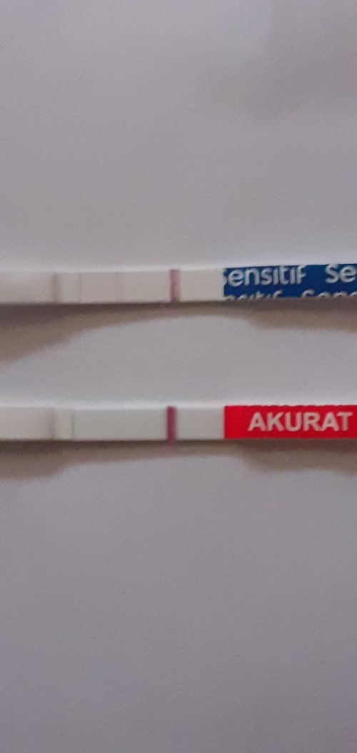 Hasil testpack sy spti ini. Yg merk sensitif tgl 28. Merk Akurat tgl 31 agsts 2022