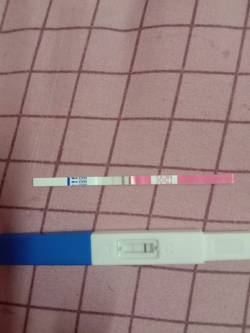 วันที่26ตรวจขึ้น2ขีดค่ะ หลังจากนั้นผ่าน 5 วันตรวจอีกครั้งขึ้น2ขีดแต่จางมากๆคืออะไรคะแล้วก็มีเลือดออก