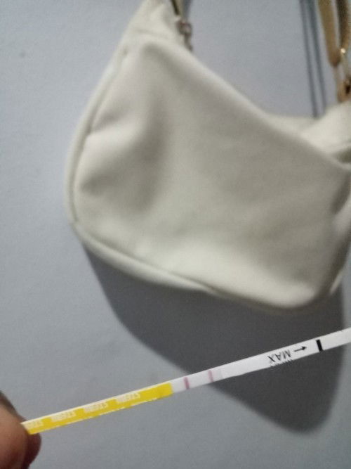 Telat haid 6 hari dan di tanggal 1 2 3 september kmarin malah keluar flek, kenapa ya bund