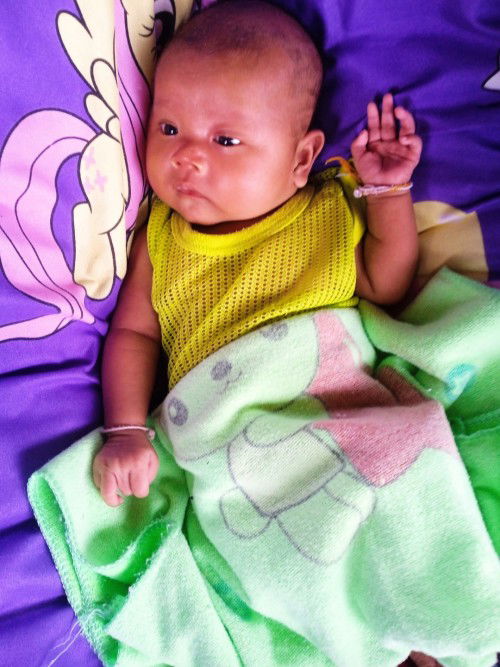 ทำไมลูกมองแต่เพดานด้านบนกลัวลูกจะตาเหล่แม่ๆคนไหนมีวิธีไหนบ้างค่ะแนะนำหน่อยค่ะ