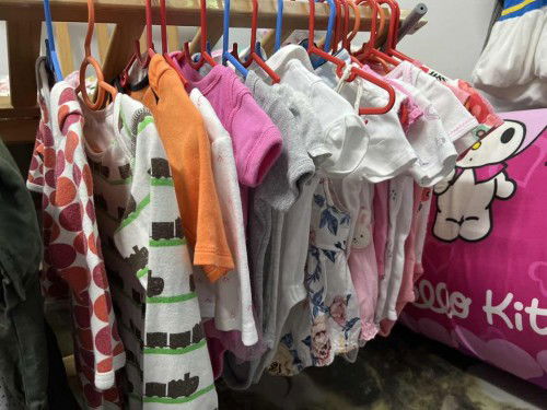 มีเสื้อผูกเด็กแรกเกิด บอดี้แรกเกิดถึง3 เดือน ถุงมือ ถุงเท้า หมวก ผ้าห่อตัว ส่งต่อถูกๆ ค่ะ