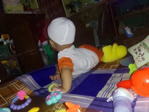 Bayi 7 bulan lebih belum bisa duduk dan tumgi