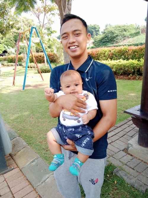 Bayi 3 bulan maunya gendong hadap depan