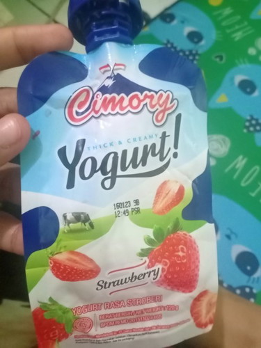 Ibu hamil minum yogurt