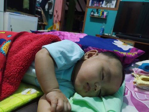 Bayi tidur miring