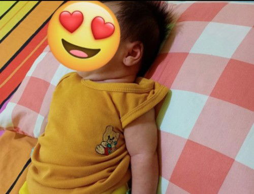 Bayi tidur pakai bantal
