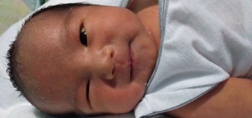 paki-check naman po mga mami kung normal lang po ba sa newborn to. para po kung hindi mapa check up