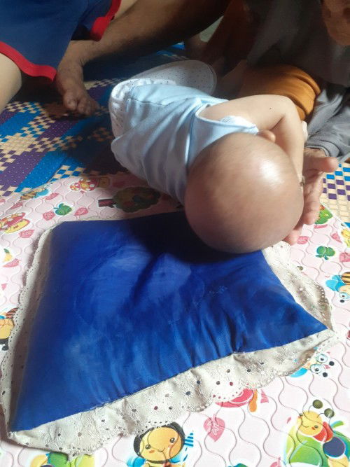 Bun bayi saya 2 bln 10 hari mukanya sampai merah karena ingin memiringkan badan