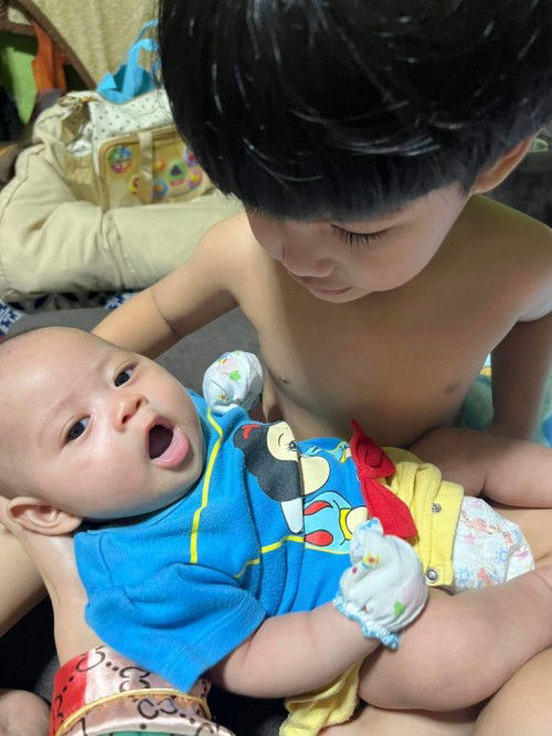 ลูกคอแข็งขาแข็งตอน1ด.19วันผิดปกติไหม(ตอนนี้ครบ2เดือน)