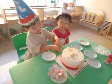 Sinh nhật con và cháu dì Huế mua bánh và kẹo tổ chức ở lớp mầm non.