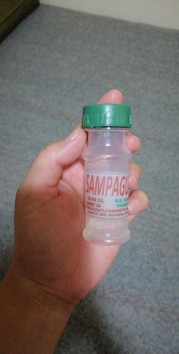 Magpahid ng langis sa tyan.