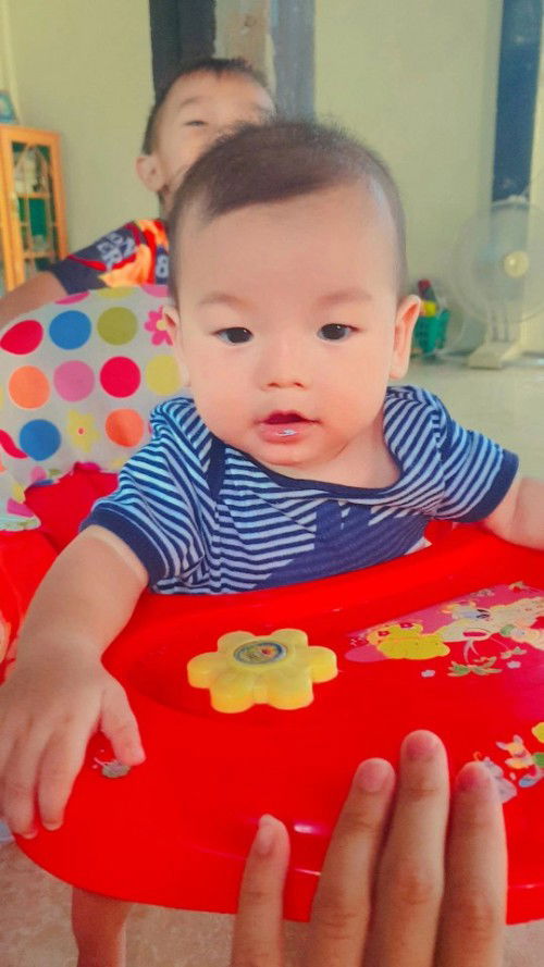 แม่ๆเริ้มป้อนข้าวลุกกันยังคะบ้านนี้จะ6เดือนแล้วคะเริ้มป้อนแร้วคะให้น้องกินนมเอส26สีม่วงคะใครมีอะไรดี