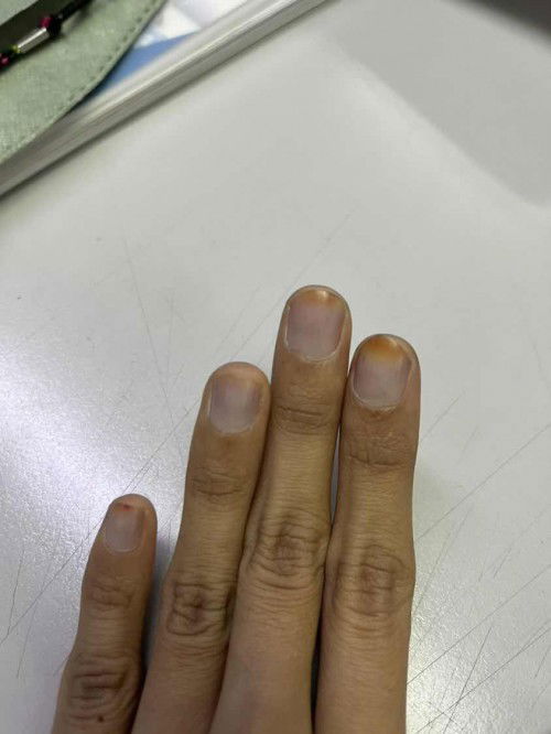 kuku warna ungu/biru