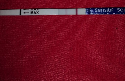 Udah pake testpack yang sensitif tapi garis yg ke2 masih samar, gmna yah bund ??