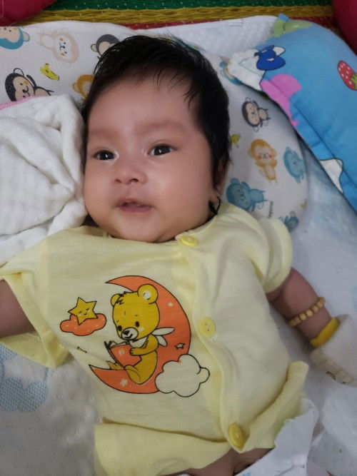Con mình bé gái lúc sinh được 3kg1 nay được 1 tháng 20 ngày  mà tăng cân rất chậm 4kg