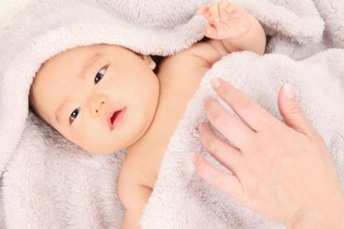 Bé nhà em 3w25d mà chưa biết lẫy ạ . E lo quá có mon nào có cách gì thì chỉ cho e biết với ạ