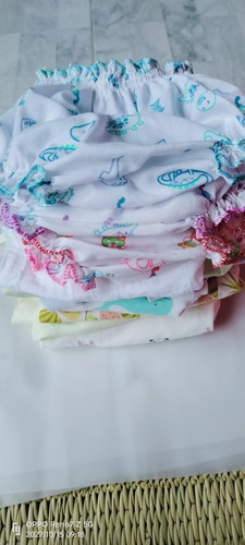 มีเสื้อผ้าน้องแจกค่ะ ออกค่าส่งเองมีเยอะกว่าในรูปค่ะ บางตัวเปื้อนนิดๆ บางตัวไม่เคยใส่