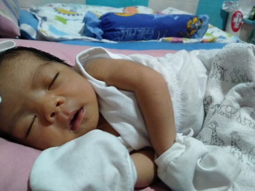 Naka side view matulog si baby