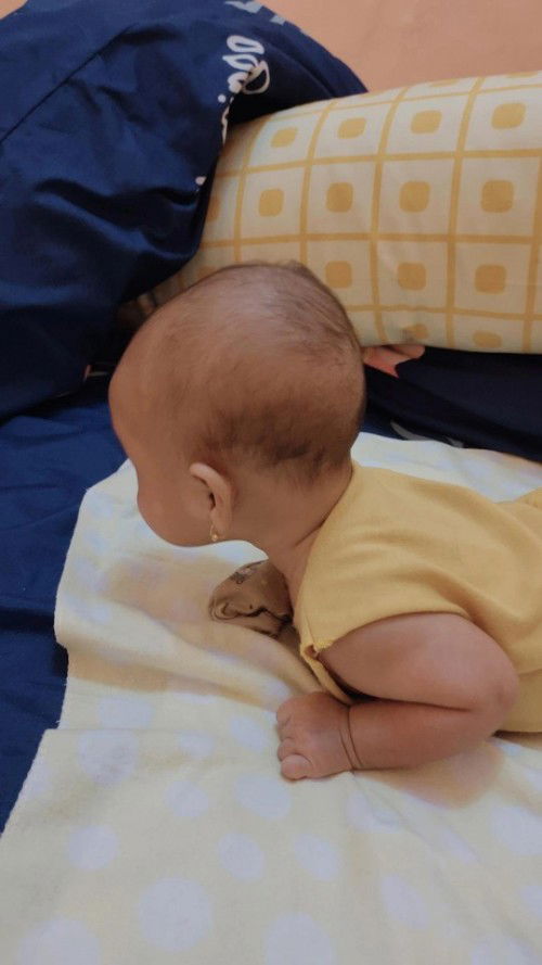 Belum bisa tengkurap dan kelapa blm terlalu tegak