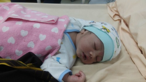 Anakku cowok sudah lahir tadi pagi jam 10 pagi dan berat 3,3 kg dan lahir secara normal