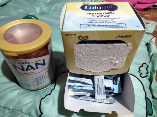 ให้ฟรีนมผงเด็กคลอดก่อนกำหนดน้ำหนักตัวน้อย