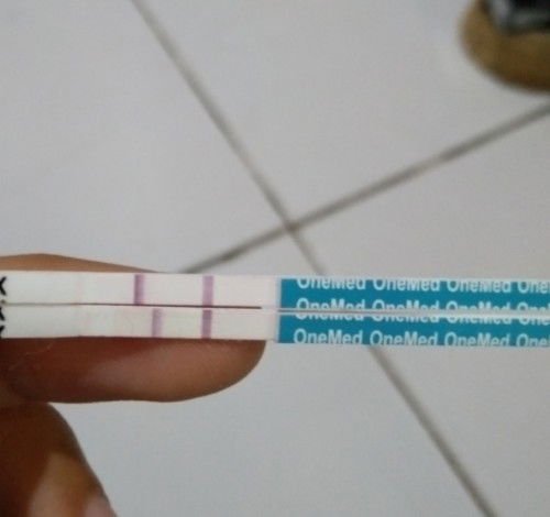 Mau tanya pertama tespek k 1 garis nya dkt bngt. Tespek k dua aga jauh sedikit . Ada perbedaan nya