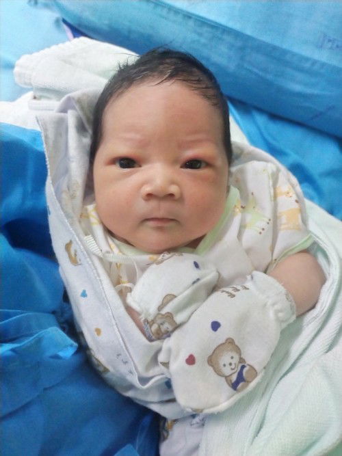 สวัสดีคับ ผม ด.ช. อจลวิชญ์ อายุ 7 วัน เกิดตอนอายุครรภ์ 39+2 สัปดาห์ แม่มีอาการ มูกเลือดออก ตอน 5ทุ่ม