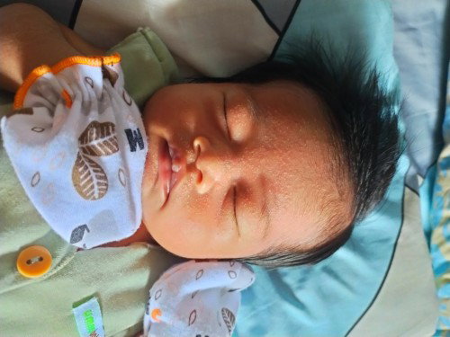 wajah bayiku beruntusan putih",kasian lihaatnya ada bunda"ada yg pernah ngalamin ga?? Obatnya apa ya