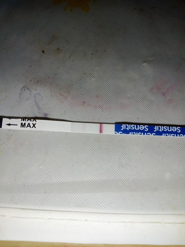 Mau tanya nih aku kan coba beli terspeck pas aku coba ada 2 garis yg 1 tebal yg 1 samar.hamil bukan?