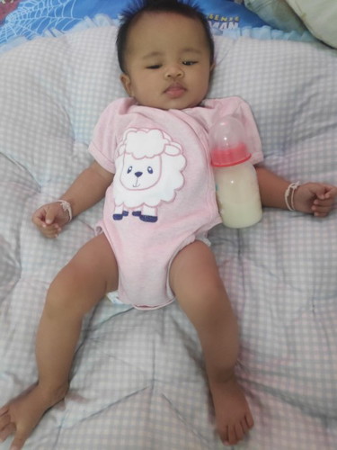ลูก4เดือน1วันน้ำหนัก 4.8กิโลกรัม ส่วนสูง ประมาณ60cm ถือว่าตัวเล็กไปไหมคะ