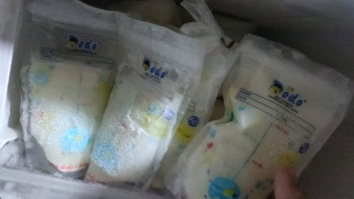 Ada ngga Bun yg simpen ASI sampe penuh di freezer, sampe bingung mau ditaruh dimana lagi. Terpaksa d