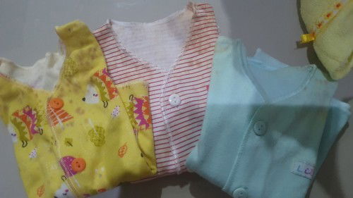 Cara membersihkan baju bayi