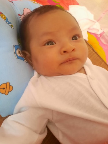 Mấy mom cho em hỏi mặt của bé bị hót 1 chỗ v có sao ko ạ