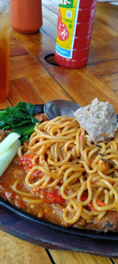 ngidam opo kesempatan 😩 
( Tm1)