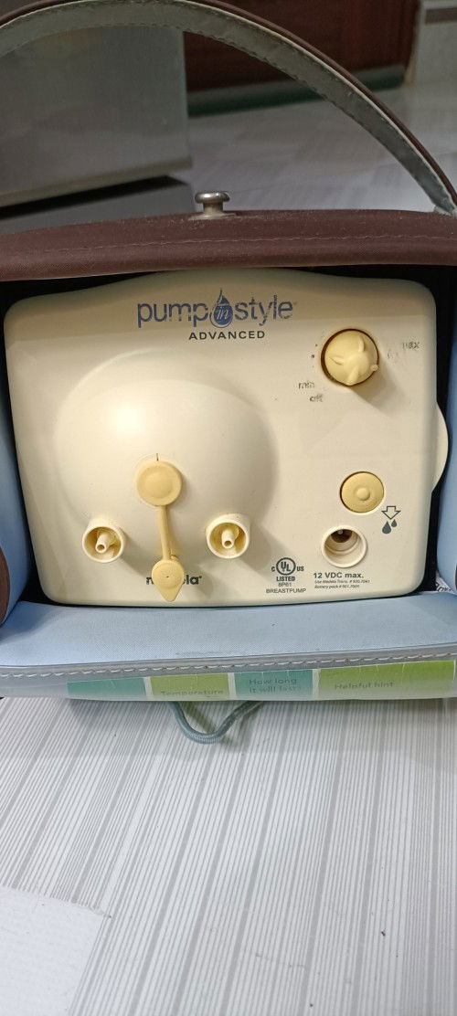 Thanh lý máy hút sữa medela tặng kèm phấn rôm , áo hút sữa , túi trữ sữa . Giá 1 triệu ạ .