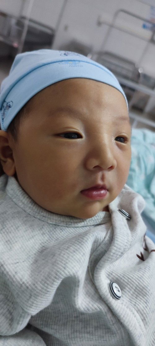 Hổ con lúc mới sinh nay 26 ngày tuổi 
Mẹ bị ít sữa k đủ cho e
Các mom chỉ e cách dư sữa cho bé ạ