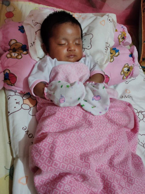 Okay lang po ba na ganyan ang pagka higa ni baby habang natutulog? Mas mahimbing kasi